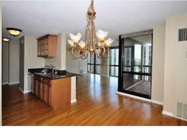 Área de comedor - 1122 N Clark St