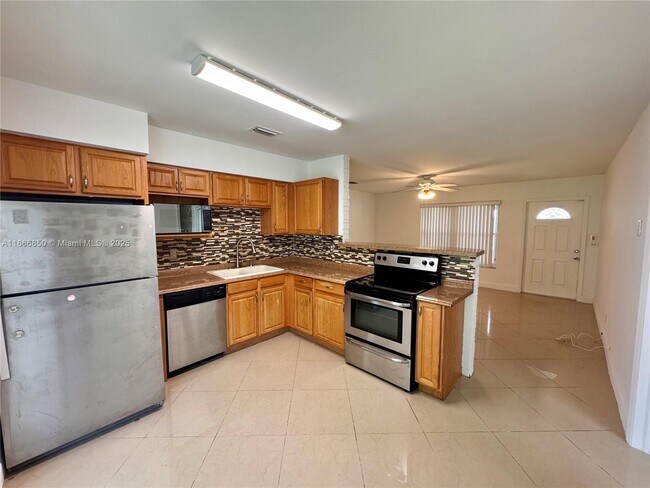Building Photo - 4720 SW 25th Terrace