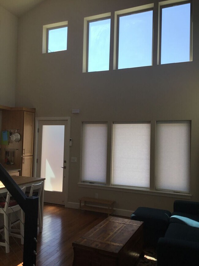 Foto del edificio - Custom Kenton Townhouse (Short Term)