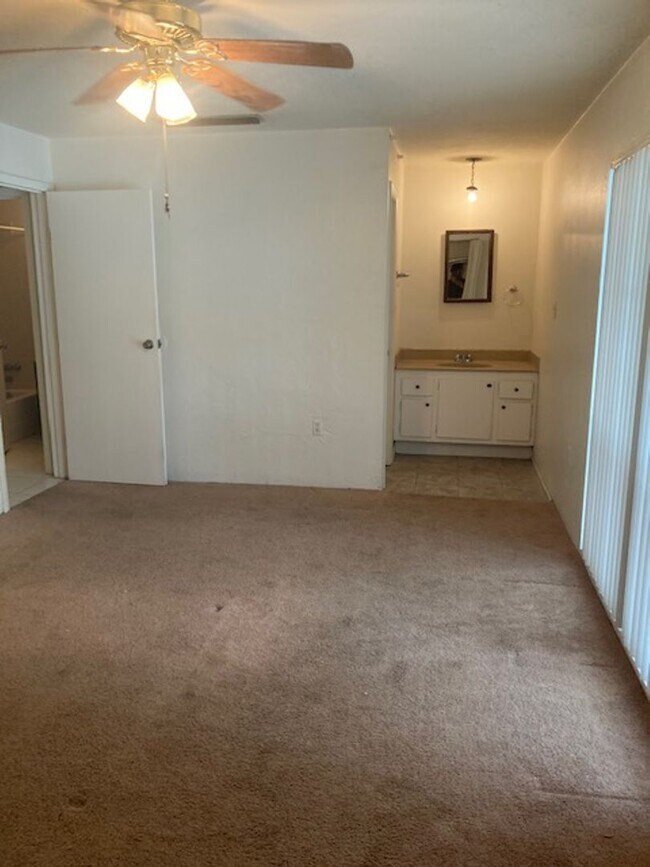 Foto del edificio - Spacious 1,226 SF Unit - 2 bd / 2 ba near ...