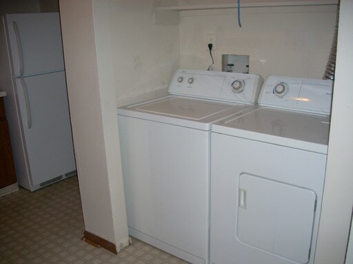 Building Photo - 828 E Prairie Hill Dr