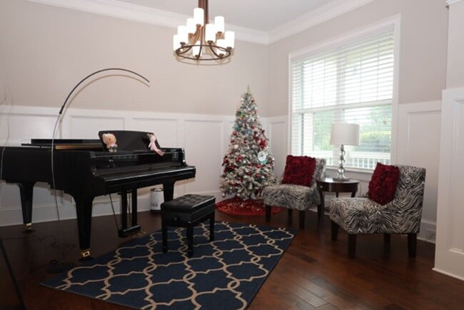Building Photo - Single Family Home In Desired Neighborhood...