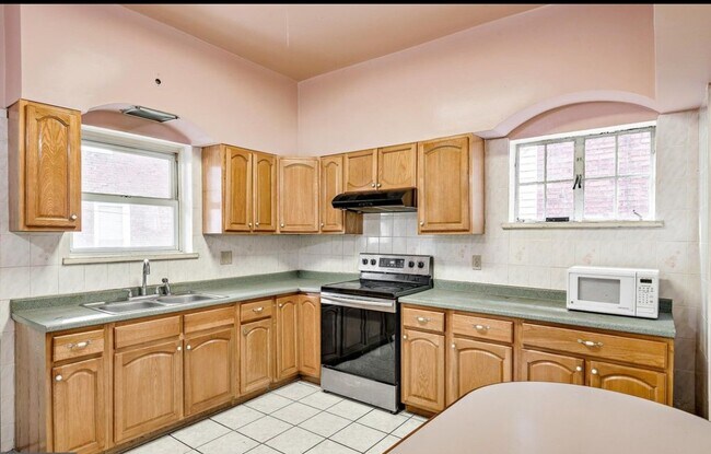 Building Photo - 247 Maclay St