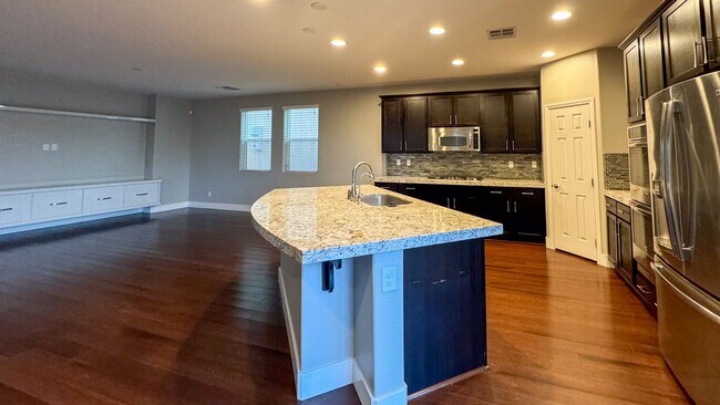 Foto del edificio - 4-bed, 2.5 bath, 2,498 sq ft home in Mount...