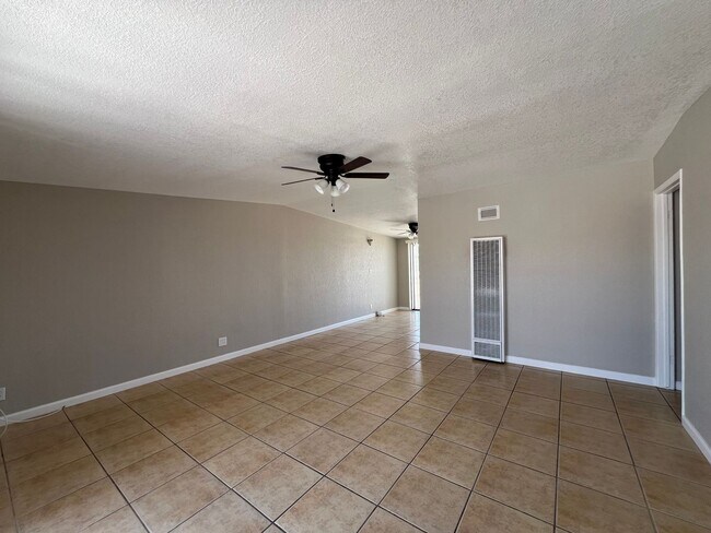 Foto del edificio - 3 Bedroom 2 Bathroom House with 1 Car Garage