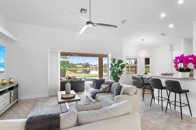 Foto del edificio - 4913 Three Oaks Blvd