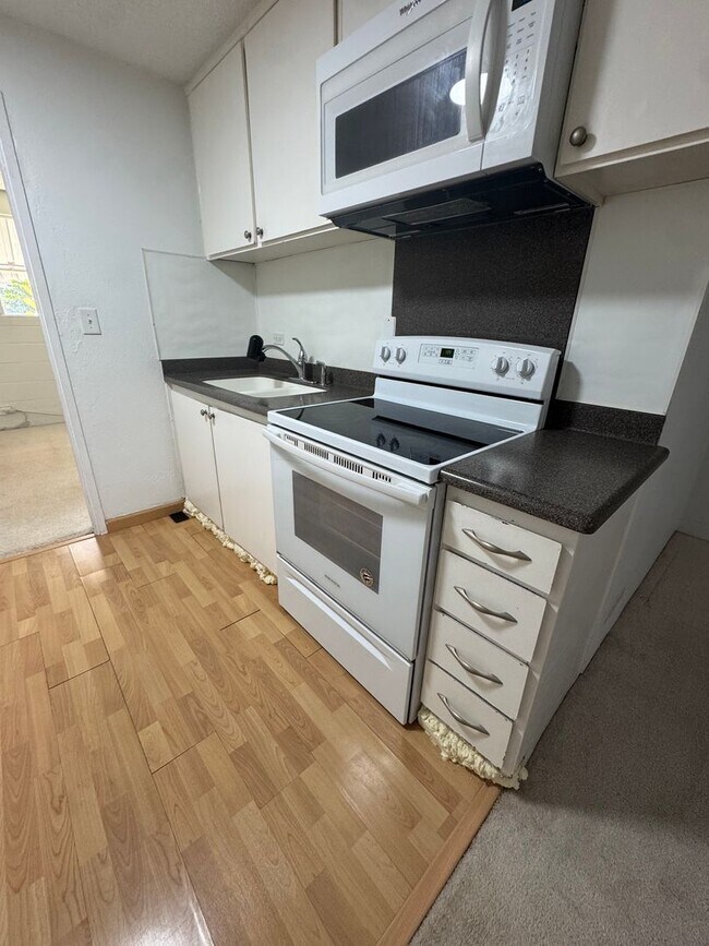 Foto del edificio - 1 Bed 1 Bath with parking near Diamond Head