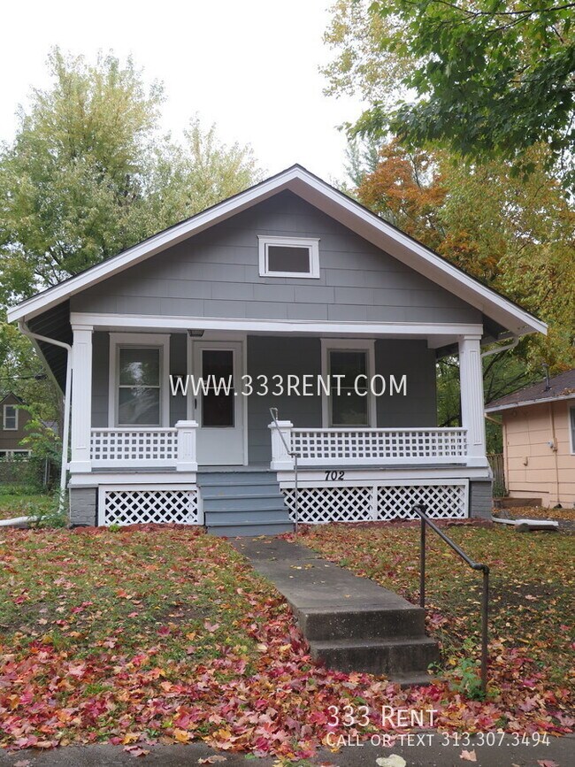 Building Photo - Great bungalow with lots of storage close ...