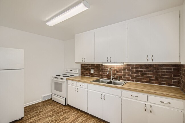 Foto del edificio - Bright and open updated duplex located in a prime area of Rosedale!