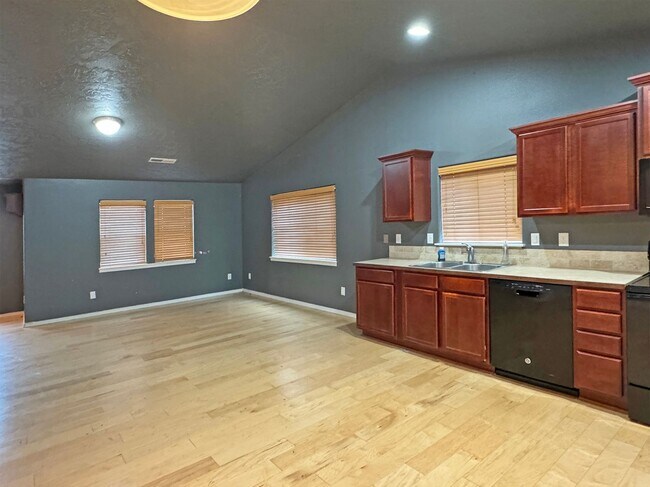 Building Photo - Darling North Albany Single Level Home