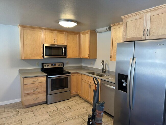 Foto del edificio - Beautifully upgraded 3 BR 2Ba with W/D and Shop/Garage in back.