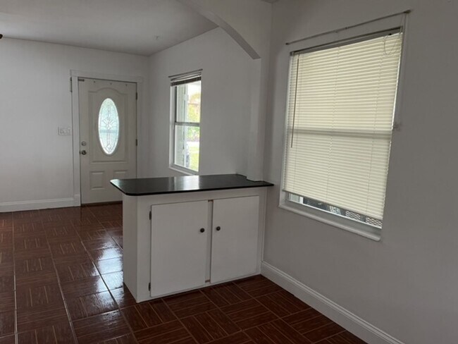 Building Photo - 2/1 Carport South Tampa