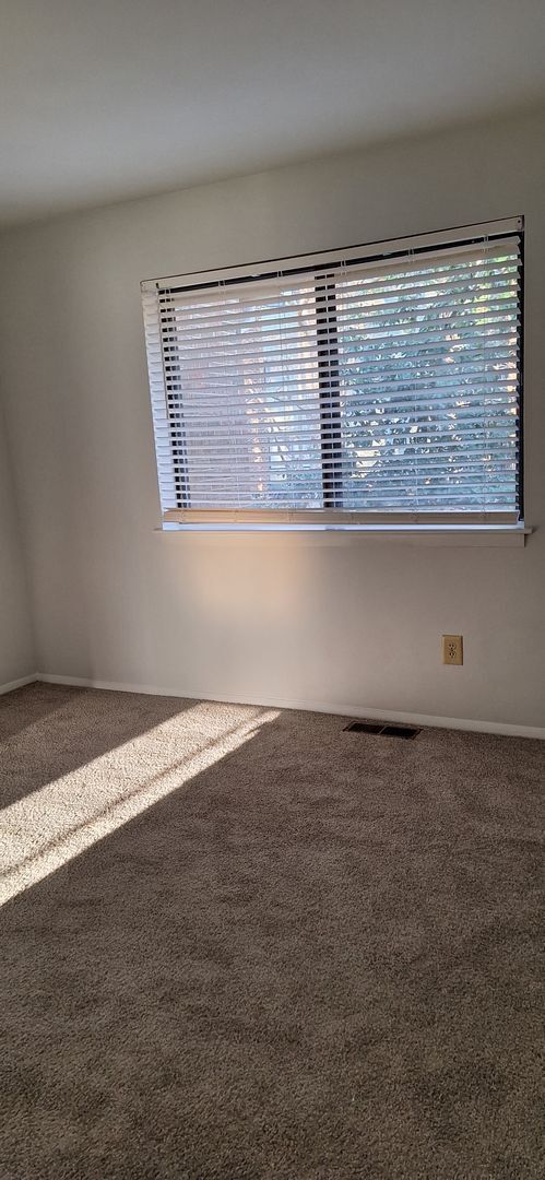 Foto del edificio - 2 Bedroom Town Home Style, beautiful tree-lined property off Western Blvd in Raleigh.