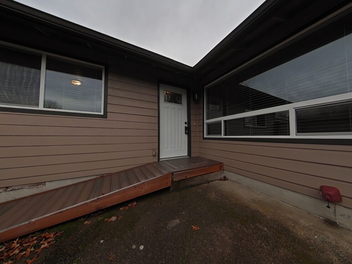 Primary Photo - 2 Bedroom Apartment ~ Close to 9th Street