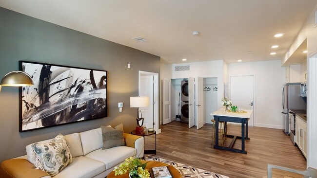 Building Photo - Capitol Towers - Luxury Midrise