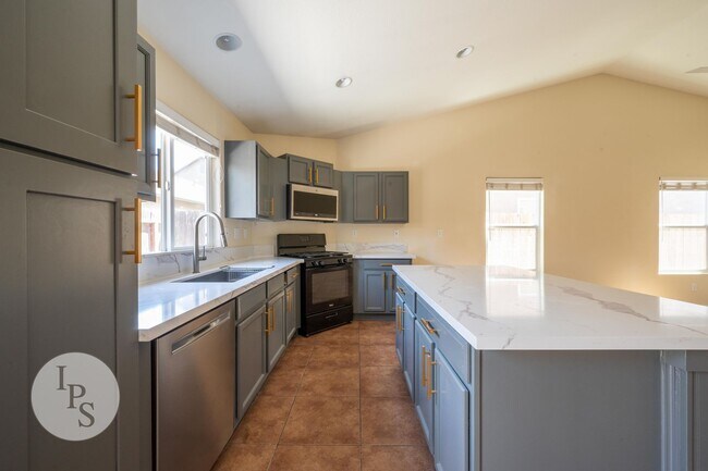 Foto del edificio - Fresno South East Home, 3BR/2BA, Built 2009 – with SOLAR!