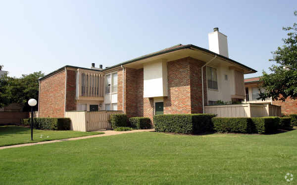 Primary Photo - Amesbury Apartment Townhomes