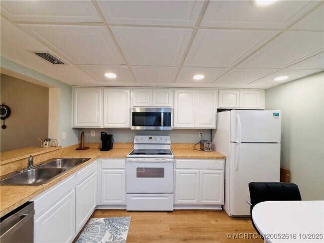 Foto del edificio - 9490 S Ocean Dr