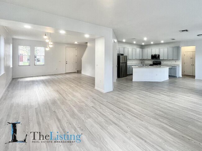 Building Photo - 613 Alfani St