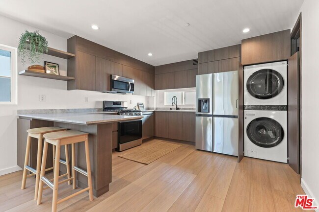 Foto del edificio - 843 Mariposa Ave