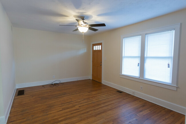 Building Photo - 4 BR 4 BA in Normaltown!