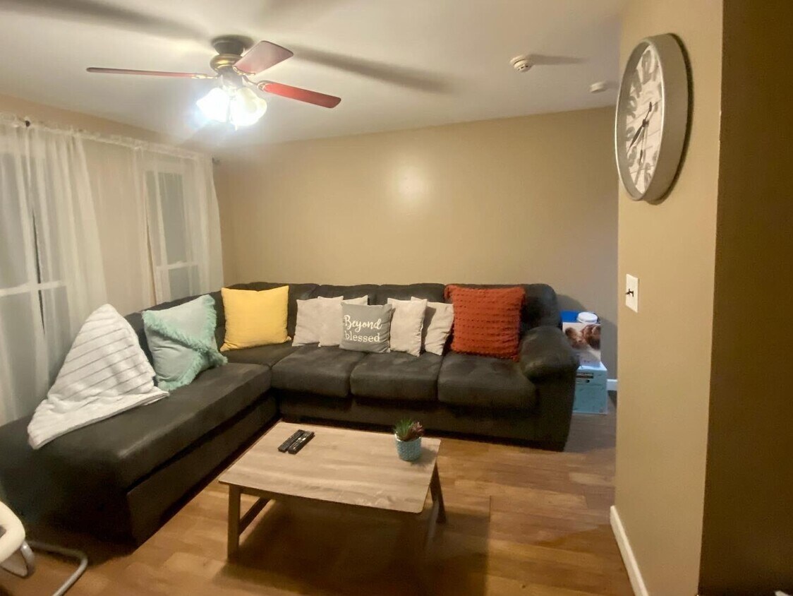 Foto del edificio - 571 Boxwood Dr