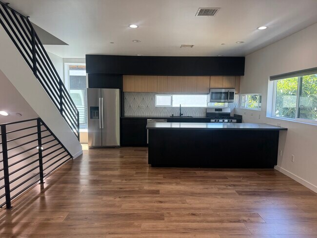 Foto del edificio - 5638 Woodman Ave