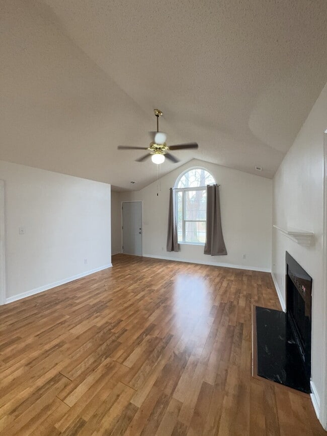 Foto del edificio - Spacious 3 Bedroom Home-122 Horse Shoe Bend