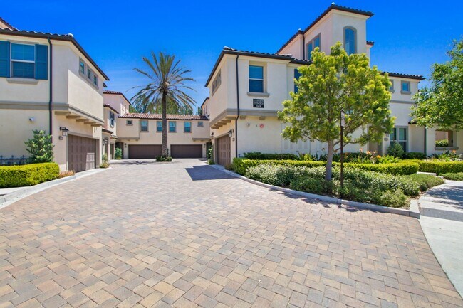 Building Photo - Modern 3 Bedroom 2.5 Bathroom Condo in Lak...