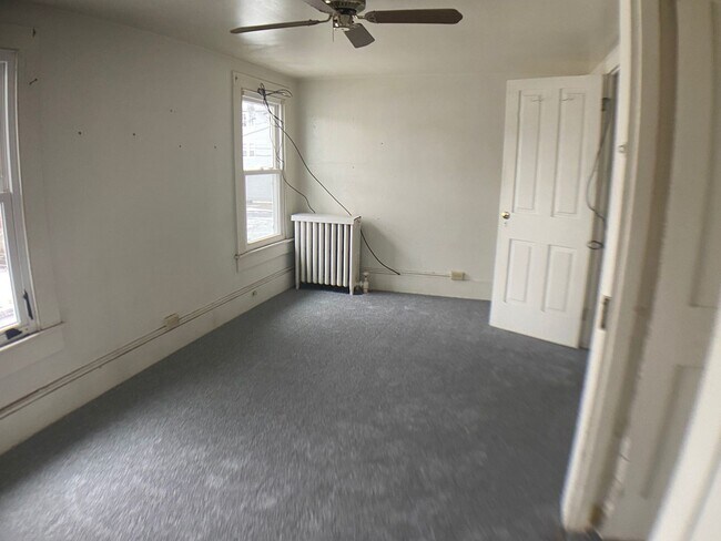 Building Photo - 3 Bedroom 1 Bath