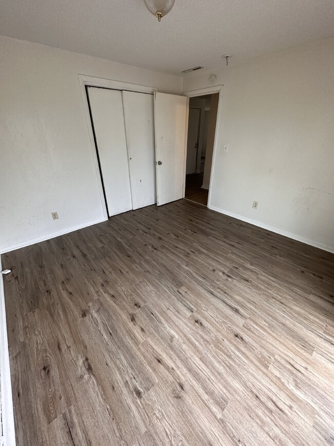 Building Photo - 2 Bedroom 1 Bath Available May 1st