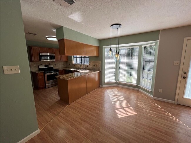 Building Photo - 5622 Maple Square Dr