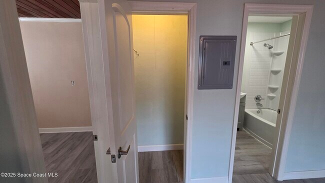 Foto del edificio - 6411 Ridgewood Ave