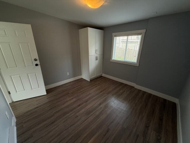 Building Photo - Matsqui Ground-Level Suite