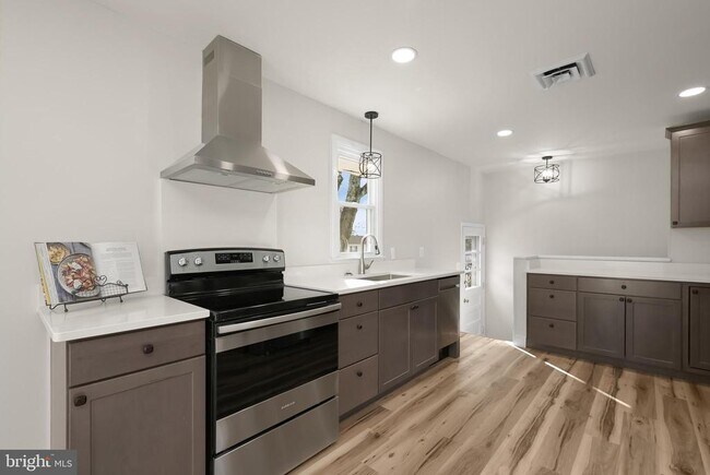Building Photo - 6223 E Hemlock Dr