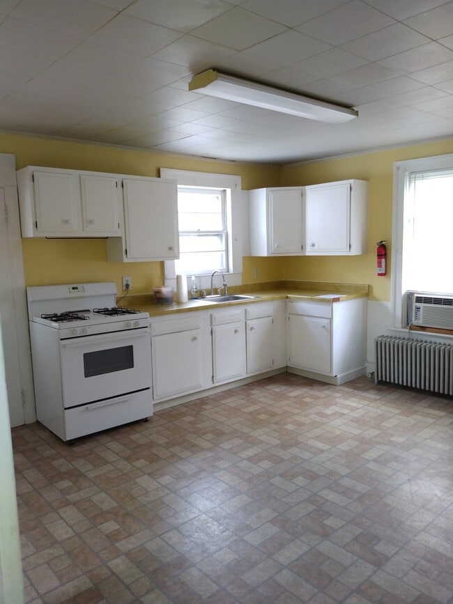 Kitchen - 7 Locust Ave