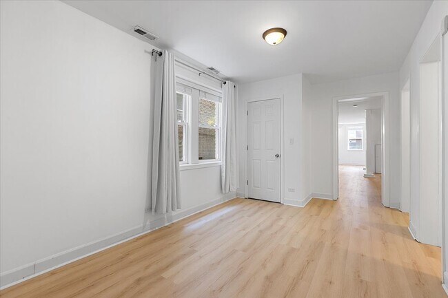 Building Photo - 6445 N Greenview Ave