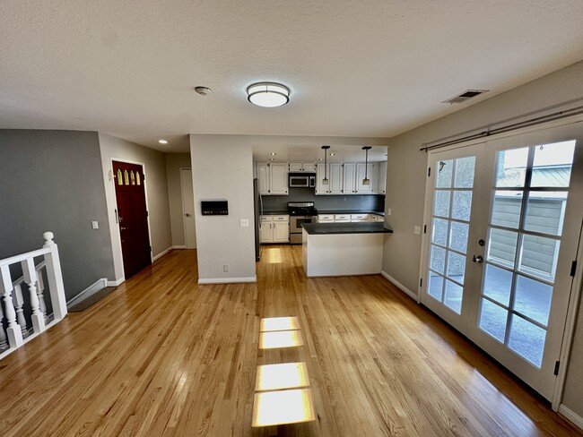 Foto del edificio - 2421 Vanderbilt Ln