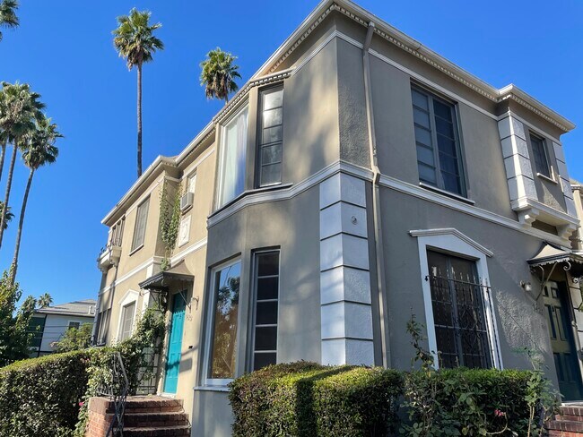 Building Photo - 7427 1/2 Hollywood Blvd