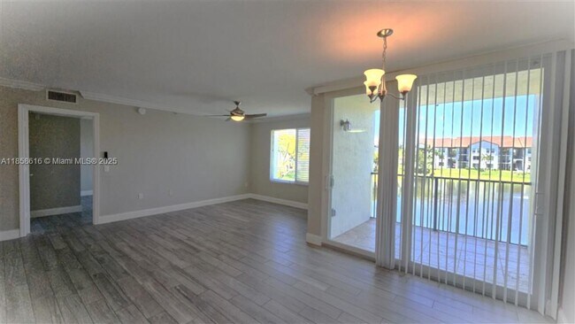 Building Photo - 816 Villa Cir