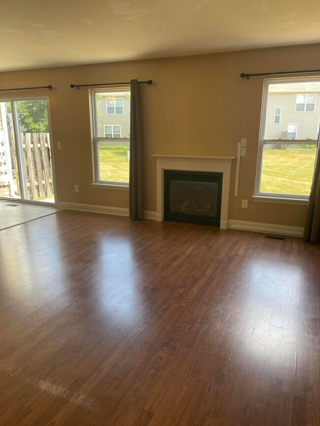 Building Photo - 1400 Hunters Ridge Dr