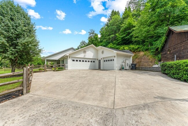 Building Photo - 519 Country Oaks Dr