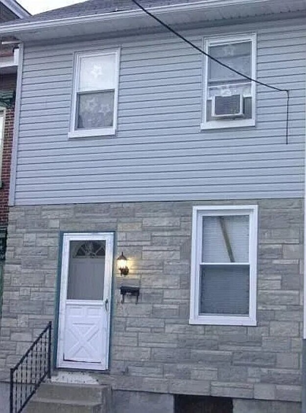 Foto principal - Spacious 3-Bedroom, 1.5-Bath Home
