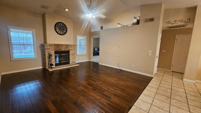 Building Photo - Great NW home with POOL & SOLAR!