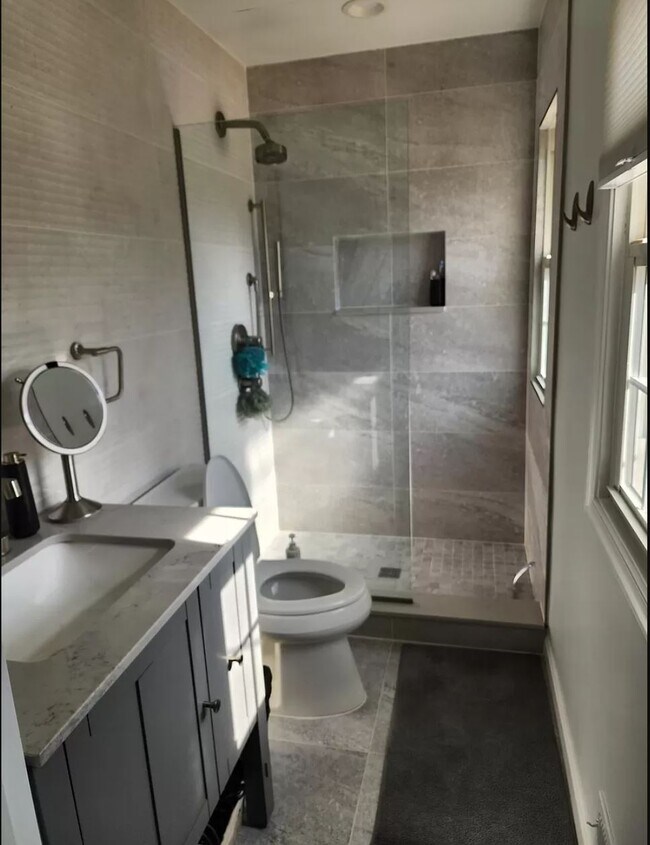 Building Photo - 415 Neale Ave