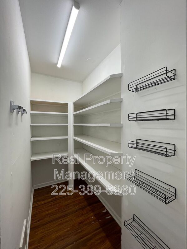 Building Photo - 25889 Regency Ave