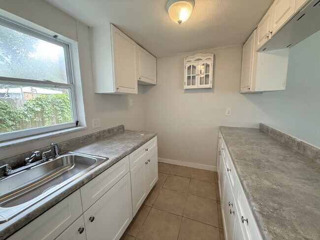 Building Photo - "Cozy 2-Bedroom Retreat in New Port Richey...