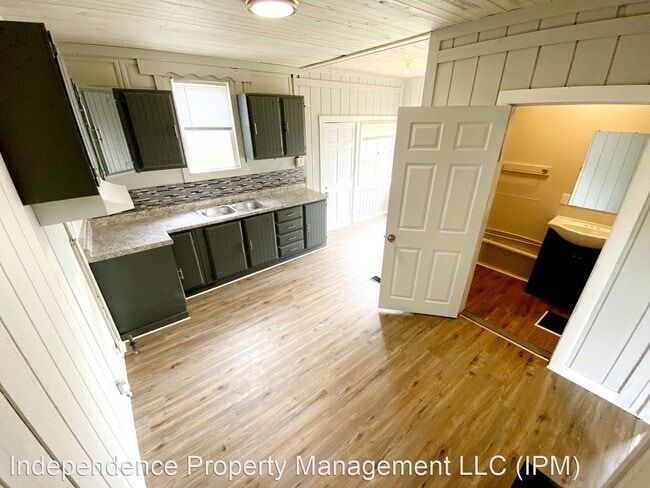 Building Photo - 4 br, 1.5 bath House - 421 Yankee Rd.