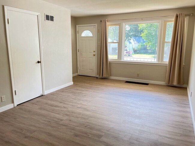 Building Photo - Charming 2 bedroom home, garage parking!