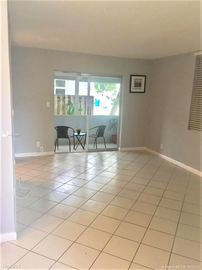 Building Photo - 1 br, 1 bath  - 1740 Funston St Funston Condo